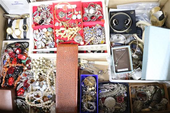 A quantity of assorted costume jewellery